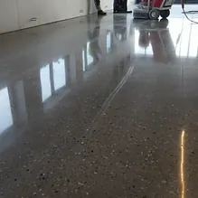 Høyglanspolert betonggulv med speilende overflate