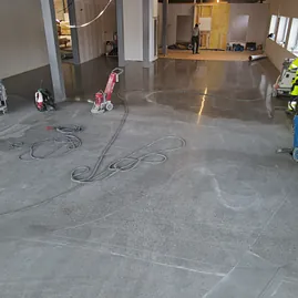 Ferdigstøpt betonggulv i næringsbygg under oppføring