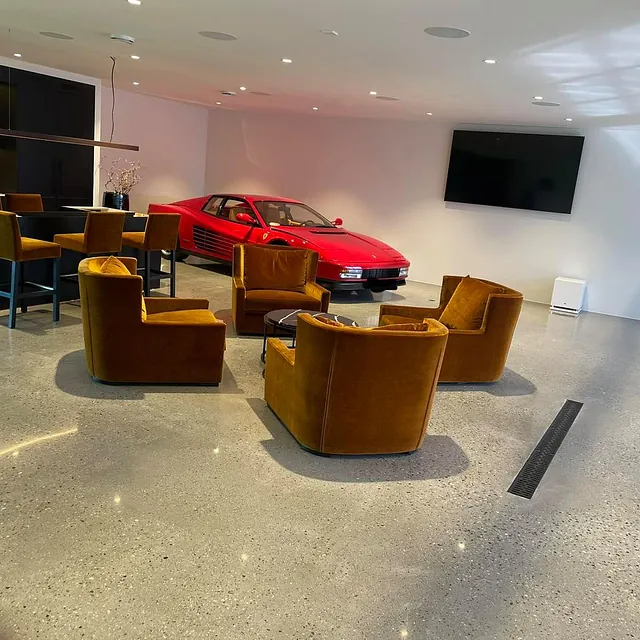 Moderne showroom med sittegruppe og rød sportsbil utstilt