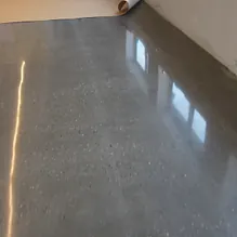 Detalj av polert betonggulv med reflekterende finish