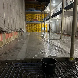 Industrigulv under støping med varmekabler og plastdekke